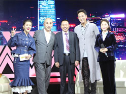 新望董事長羅永輝與著名歌星劉尊老師、汪正正老師、郭津彤老師、主持人雅琪在北京電視臺(tái)錄制節(jié)目現(xiàn)場親切合影